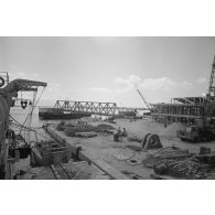 Construction d'un pont et de hangar en zone portuaire de Papeete. Peut-être le pont de la Taunoa ?