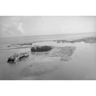 Vue aérienne du site portuaire de Papeete. En arrière-plan, paquebot ferry, engin de débarquement d'infanterie et de chars (EDIC) Chéliff L9006 et pétrolier Verdon (A634) à quai.