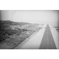 Vue aérienne de la piste d'atterrissage de l'aéroport de Faa'a, 1964. DC-8 de la compagnie Union de transports aériens (UTA).