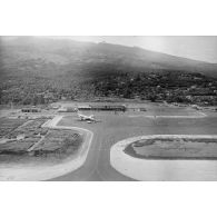 Vue aérienne de l'aérogare et de la piste de Faa'a, 1964. DC-8 de la compagnie Union de transports aériens (UTA).