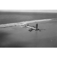 Vue aérienne de la drague suceuse New-Jersey dans le port de Papeete, 1964.