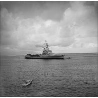 Arrivée du porte-hélicoptères Jeanne d'Arc (R97), au remorquage dans la rade de Papeete (Tahiti), 1964.