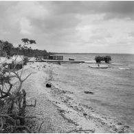 Camion-citerne et containers sur la jetée. Peut-être sur l'atoll d'Hao.