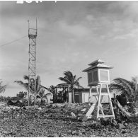 Construction et mise en place des infrastructures. Shelter sous abri, station météo, et mirador. Peut-être sur l'atoll d'Hao.