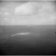 Vue aérienne d'installations sur l'atoll. Phare. Peut-être l'atoll de Moruroa.