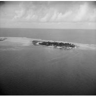 Vue aérienne de zone de vie sur un motu de l'atoll. Peut-être l'atoll de Moruroa.