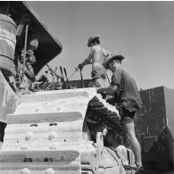 Engin de chantier chenillé. Peut-être sur l'atoll de Moruroa.