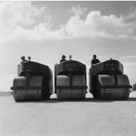 Engins rouleaux-compresseurs du génie sur un chantier de construction de piste. Peut-être sur l'atoll de Moruroa.