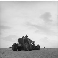 Engin du génie à roues niveleuse Galion sur un chantier de construction de piste. Peut-être sur l'atoll de Moruroa.