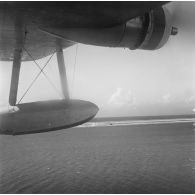 Vue aérienne de chantier de piste. Peut-être sur l'atoll de Moruroa. Vue depuis un hydravion (F-OBIP) de type Short S-25 Sandringham Mk7 Bermuda du réseau aérien interinsulaire (RAI).