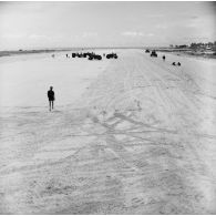 Engins rouleaux-compresseurs du génie sur un chantier de construction de piste et militaires. Peut-être sur l'atoll de Moruroa.