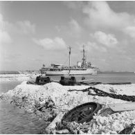 L'aviso-colonial F730 Francis Garnier et le navire-atelier annexe L9099 (ancien landing craft tank ou LCT) à quai. Peut-être sur l'atoll de Moruroa.