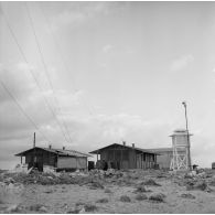 Hangars et installations. Station météo. Peut-être sur l'atoll de Moruroa.