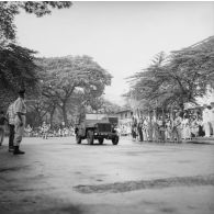 Défilé motorisé, lors de la cérémonie, peut-être celle du 14 juillet. Jeep Hotchkiss M201 du bataillon d'infanterie de marine de Tahiti (BIMaT) suivi de motards de la Garde républicaine.