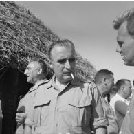 Portrait de Georges Pompidou, Premier ministre, lors de sa visite des installations de la base Hortensia du Centre d'expérimentations du Pacifique (CEP) à Moruroa, 27 juillet 1964. Louis Jacquinot, ministre des Départements et Territoires d'Outre mer en arrière-plan.