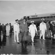 Visite d'Alain Peyrefitte, ministre de l'Information. Descente d'avion Douglas DC-7 d'UTA, accueilli par le contre-amiral François Picard-Destelan, commandant les forces armées françaises dans le Pacifique.