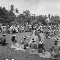 Danses traditionnelles lors d'une cérémonie pour la visite d'Alain Peyrefitte, ministre de l'Information, colliers de fleurs autour du cou. A Vaitape (Bora-Bora).