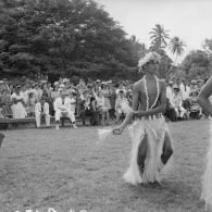 Danses traditionnelles lors d'une cérémonie pour la visite du ministre de l'Information Alain Peyrefitte. A Vaitape (Bora-Bora).