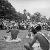 Danses traditionnelles lors d'une cérémonie pour la visite d'Alain Peyrefitte, ministre de l'Information, avec le contre-amiral François Picard-Destelan, commandant les forces armées françaises dans le Pacifique, colliers de fleurs autour du cou. A Vaitape (Bora-Bora).