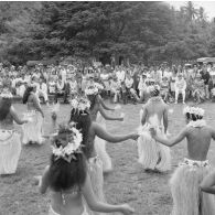 Danses traditionnelles lors d'une cérémonie pour la visite d'Alain Peyrefitte, ministre de l'Information, avec le contre-amiral François Picard-Destelan, commandant les forces armées françaises dans le Pacifique, colliers de fleurs autour du cou. A Vaitape (Bora-Bora).