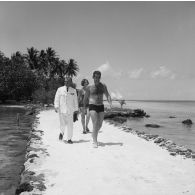 Alain Peyrefitte, ministre de l'Information, et son épouse Monique, en maillot de bain à Bora-Bora.