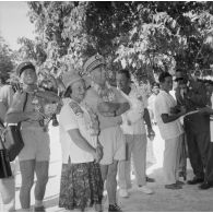 Le contre-amiral Jacques Thabaud, commandant le Centre d'expérimentations du Pacifique (CEP), collier de fleurs autour du cou, et son épouse, lors d'une tournée dans les îles Tuamotu-Gambier.