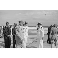 Le général Charles De Gaulle, président de la République, sur le site du poste d'enregistrement avancé (PEA) Denise à Moruroa, suivi de sa délégation.