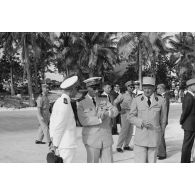 Moment d'attente de la délégation sur l'atoll de Moruroa. Le général de corps aérien Jean Thiry, directeur des centres d'expérimentations nucléaires (DIRCEN), un vice-amiral d'escadre et un  colonel de gendarmerie.