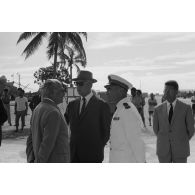 Moment d'attente de la délégation sur l'atoll de Moruroa. Pierre Messmer, ministre des Armées, Pierre Billotte, ministre des Départements et territoires d'Outre-mer, et un capitaine de vaisseau.