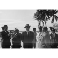 Moment d'attente de la délégation sur l'atoll de Moruroa.