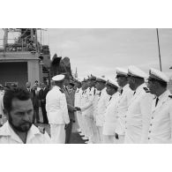 Le général Charles De Gaulle, président de la République, salue des officiers supérieurs de marine aux côtés du capitaine de vaisseau Michel Teisserenc, commandant du croiseur De Grasse