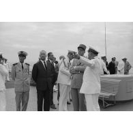 Le général Charles De Gaulle, président de la République, discute avec le vice-amiral Jean Lorain, commandant du groupe opérationnel des expérimentations nucléaires (GOEN), à bord du croiseur De Grasse.