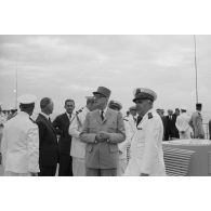 Le général Charles De Gaulle, président de la République, discute avec le vice-amiral Jean Lorain, commandant du groupe opérationnel des expérimentations nucléaires (GOEN), à bord du croiseur De Grasse.