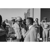 Jean Viard, directeur des essais, et Robert Hirsch, administrateur général du Commissariat à l’énergie atomique (CEA), à bord du croiseur De Grasse après le déclenchement de l'essai nucléaire Bételgeuse sur l'atoll de Moruroa. En arrière-plan, Francis Perrin, haut-commissaire à l’énergie atomique, observe aux jumelles.