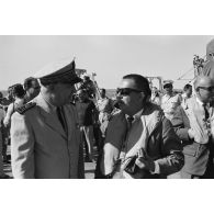 Jacques Tauraa, président de l'Assemblée territoriale de Polynésie française, et le vice-amiral Jean Lorain, commandant du groupe opérationnel des expérimentations nucléaires (GOEN) à bord du croiseur De Grasse après le déclenchement de l'essai nucléaire Bételgeuse sur l'atoll de Moruroa.