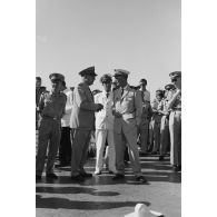 Le vice-amiral Jean Lorain, commandant du groupe opérationnel des expérimentations nucléaires (GOEN) et le général de corps aérien Jean Thiry, directeur des centres d'expérimentations nucléaires (DIRCEN), à bord du croiseur De Grasse après le déclenchement de l'essai nucléaire Bételgeuse sur l'atoll de Moruroa.