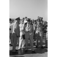 Le vice-amiral Jean Lorain, commandant du groupe opérationnel des expérimentations nucléaires (GOEN) et le général de corps aérien Jean Thiry, directeur des centres d'expérimentations nucléaires (DIRCEN), à bord du croiseur De Grasse après le déclenchement de l'essai nucléaire Bételgeuse sur l'atoll de Moruroa.