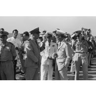 Le vice-amiral Jean Lorain, commandant du groupe opérationnel des expérimentations nucléaires (GOEN) et le général de corps aérien Jean Thiry, directeur des centres d'expérimentations nucléaires (DIRCEN), à bord du croiseur De Grasse après le déclenchement de l'essai nucléaire Bételgeuse sur l'atoll de Moruroa.