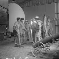 Visite d'installations sous hangar par le contre-amiral Jacques Thabaud, commandant le Centre d'expérimentations du Pacifique (CEP) lors de sa tournée dans les îles Tuamotu-Gambier. A Mangareva (Gambier). Un ballon sonde de météorologie est gonflé à l'aide bonbonnes de gaz.