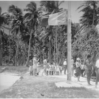 Tournée dans les îles Tuamotu-Gambier du contre-amiral Jacques Thabaud, commandant le Centre d'expérimentations du Pacifique (CEP), accompagné de son épouse qui filme. Groupe d'enfants. A Mangareva (Gambier).