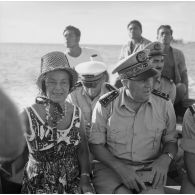 Portrait du contre-amiral Jacques Thabaud, commandant le Centre d'expérimentations du Pacifique (CEP), accompagné de son épouse, à bord d'un canot lors de la tournée dans les îles Tuamotu-Gambier.