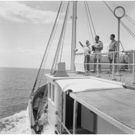 Portrait du contre-amiral Jacques Thabaud, commandant le Centre d'expérimentations du Pacifique (CEP), accompagné de son épouse, en mer à bord de la goélette Temehani, lors de la tournée dans les îles Tuamotu-Gambier.