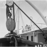 Portrait du contre-amiral Jacques Thabaud, commandant le Centre d'expérimentations du Pacifique (CEP), accompagné de son épouse, en mer à bord de la goélette Temehani, lors de la tournée dans les îles Tuamotu-Gambier.