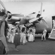 Arrivée du 3e avion de transport Breguet Deux-Ponts du groupe aérien mixte (GAM) 82 le 24 décembre 1964 (ou le 13 décembre 1965) à l'aéroport de Faa'a, Tahiti. Accueil traditionnel des passagers.