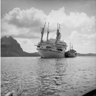 Le paquebot Monterey de San Francisco échoué à Bora-Bora, aux côtés du pétrolier Lac Tchad (A631). Le Monterey s'est échoué le 29 décembre 1964.