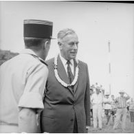 Lord Louis Mountbatten à Tahiti, collier de fleurs autour du cou, lors de sa visite, aéroport de Faa'a, 15 mars 1965.