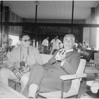 Interview de lord Louis Mountbatten à Tahiti, aéroport de Faa'a, 15 mars 1965. Portrait avec un collier de fleurs autour du cou.