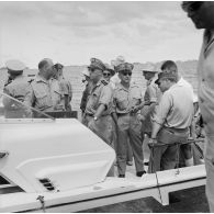 Le contre-amiral Jacques Thabaud, commandant le Centre d'expérimentations du Pacifique (CEP), l'amiral Cabanier, chef d'état-major de la marine (CEMM), Jean Sicurani, gouverneur de la Polynésie française, Robert Hirsch, délégué du gouvernement auprès du commissariat à l'énergie atomique (CEA), parmi les officiers à bord d'un canot lors d'une visite sur l'atoll de Moruroa.