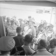 Exposé à Pierre Messmer, ministre des Armées, aux côtés du général de corps aérien Jean Thiry, directeur des centres d'expérimentations nucléaires (DIRCEN), du contre-amiral Jacques Thabaud, commandant le Centre d'expérimentations du Pacifique (CEP), et du général d'armée aérienne André Martin, chef d'état-major de l'armée de l'air (CEMAA), pendant sa visite sur l'atoll de Moruroa.