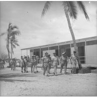 Déplacement de Pierre Messmer, ministre des Armées et de la délégation lors d'une visite sur l'atoll de Moruroa.